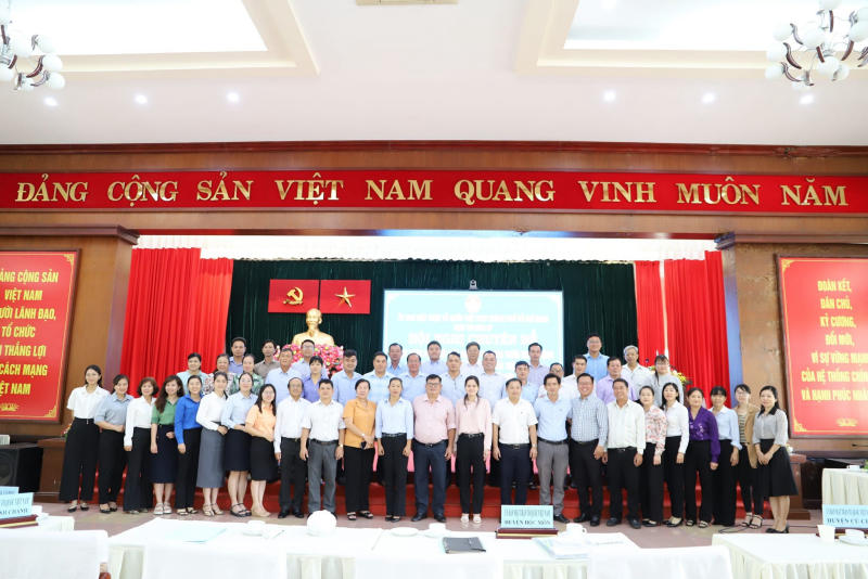 Hinh 4. Đại biểu chụp ảnh lưu niệm