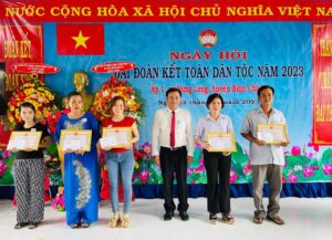 Ông Nguyễn Văn Tài, HUV, Phó Chủ tịch UBND huyện trao giấy khen biểu dương 05 gia đình văn hóa tiêu biểu.