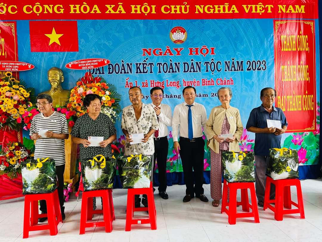 Ông Huỳnh Văn Phạm Hồng, UV BTV Huyện ủy, Chủ tịch Ủy ban MTTQ Việt Nam huyện và ông Nguyễn Văn Tài, HUV, Phó Chủ tịch UBND huyệntrao quà cho hộ nghèo tại Ngày hội.