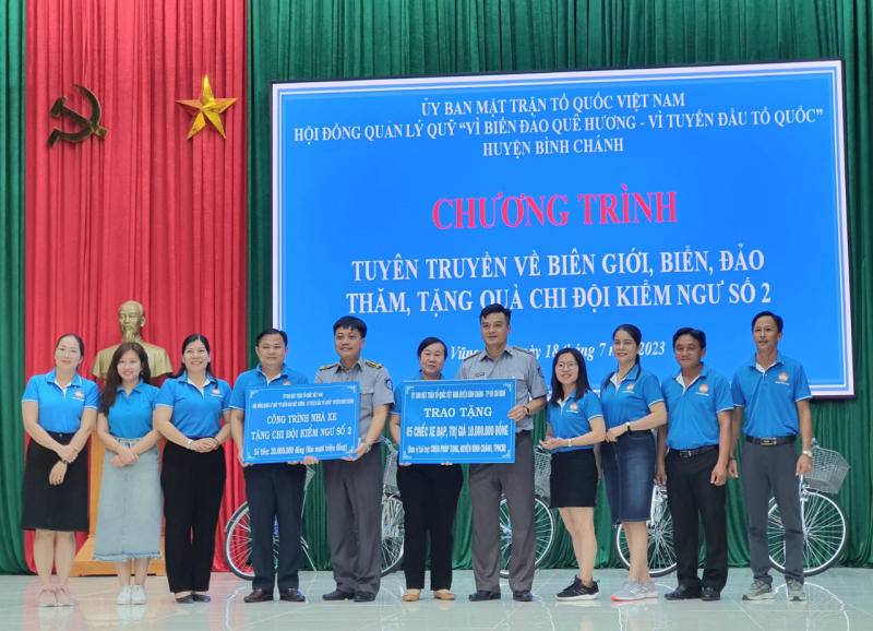 BÌNH CHÁNH TỔ CHỨC CHƯƠNG TRÌNH TUYÊN TRUYỀN VỀ BIÊN GIỚI,  BIỂN, ĐẢO VÀ THĂM, TẶNG QUÀ CHI ĐỘI KIỂM NGƯ SỐ 2 TẠI THÀNH PHỐ VŨNG TÀU