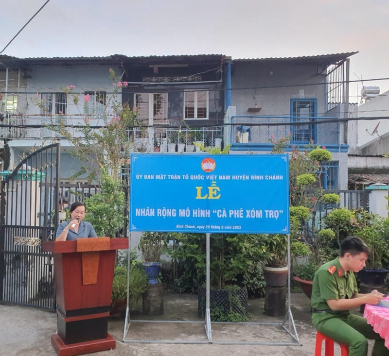 Bà Trương Thoại Linh - Phó Chủ tịch UB.MTTQ VN huyện phát biểu triển khai nhân rộng mô hình Cà phê xóm trọ