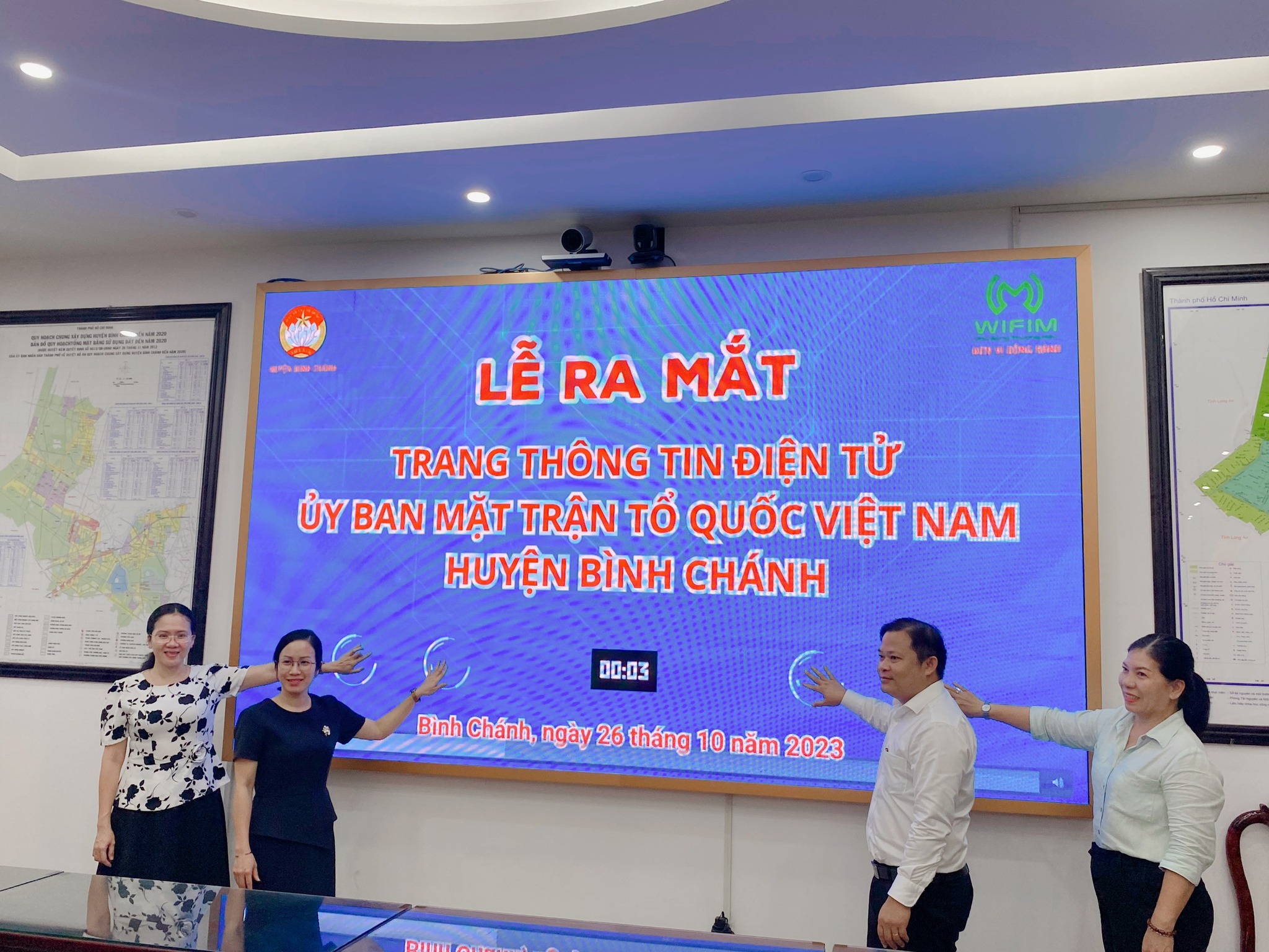 Các đồng chí lãnh đạo Thành phố, Huyện thực hiện nghi thức ra mắt Trang thông tin điện tử Ủy ban Mặt trận Tổ quốc Việt Nam huyện Bình Chánh