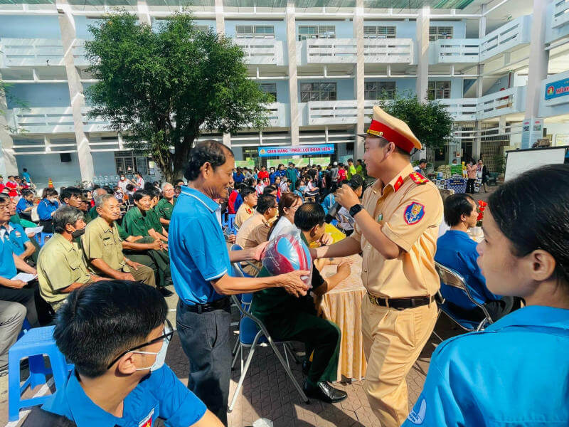 HÌNH 2: Cảnh sát giao thông Công an huyện tuyên truyền phổ biến, giáo dục pháp luật liên quan đến lĩnh vực giao thông.